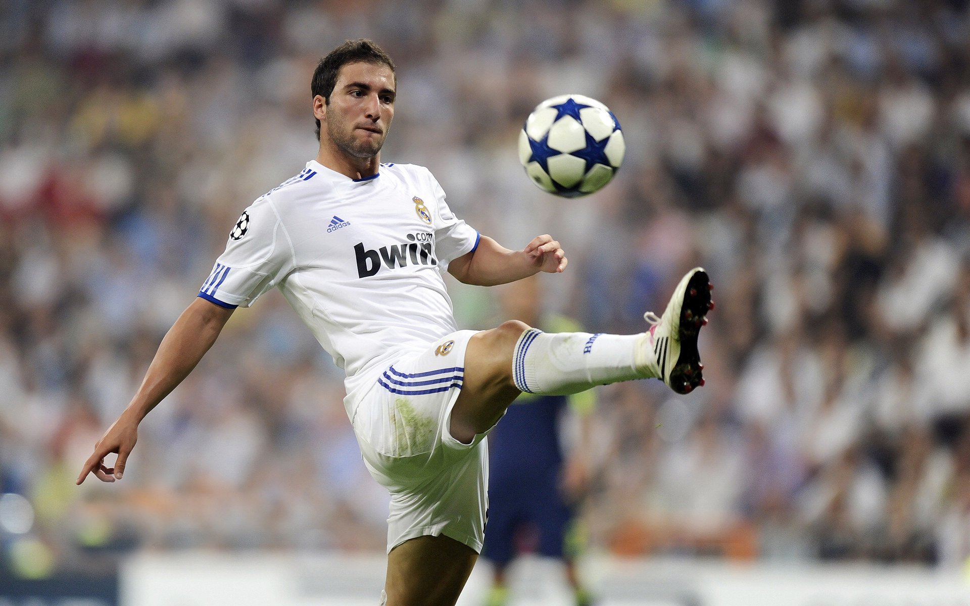 乌拉圭中锋梅开二度，带领球队取胜，乌拉圭中场厉害的球员